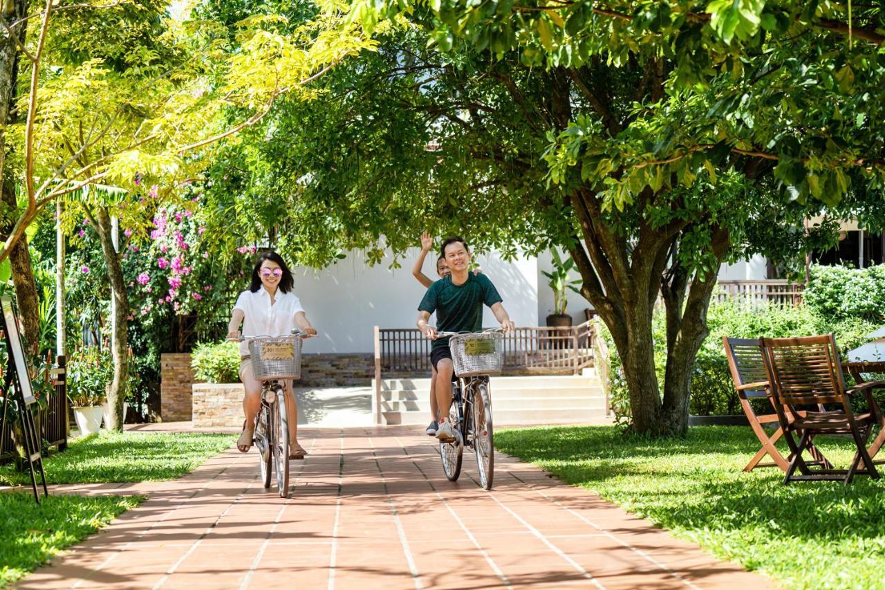 Rivertown Hoi An Resort & Spa Екстериор снимка Students on bicycles