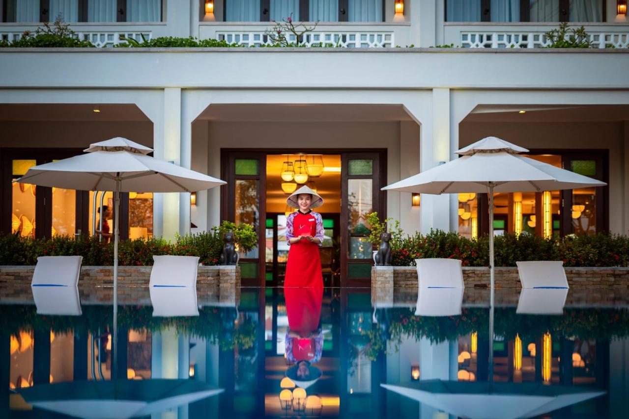 Rivertown Hoi An Resort & Spa Екстериор снимка A Vietnamese woman in traditional dress