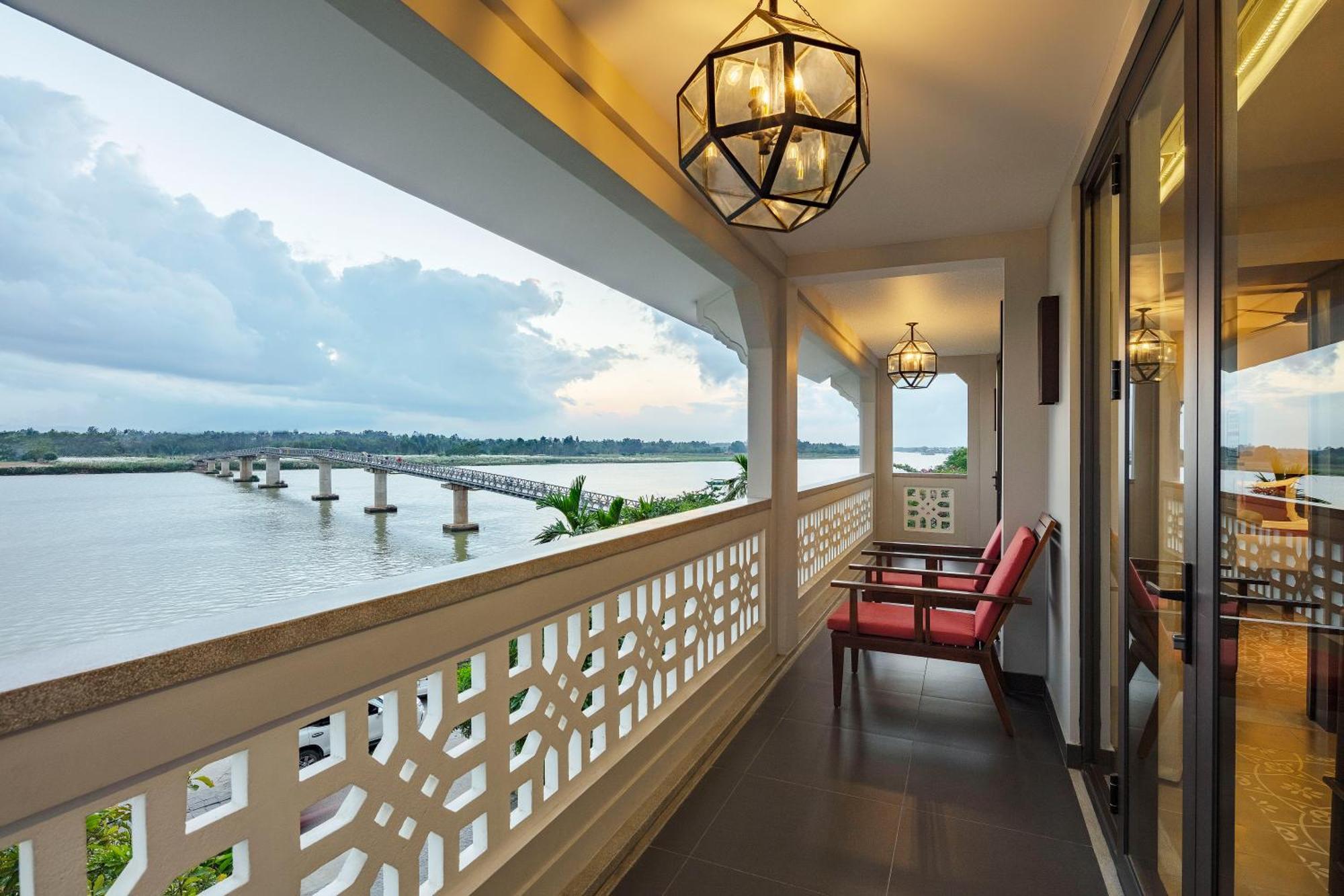 Rivertown Hoi An Resort & Spa Екстериор снимка A balcony at the hotel