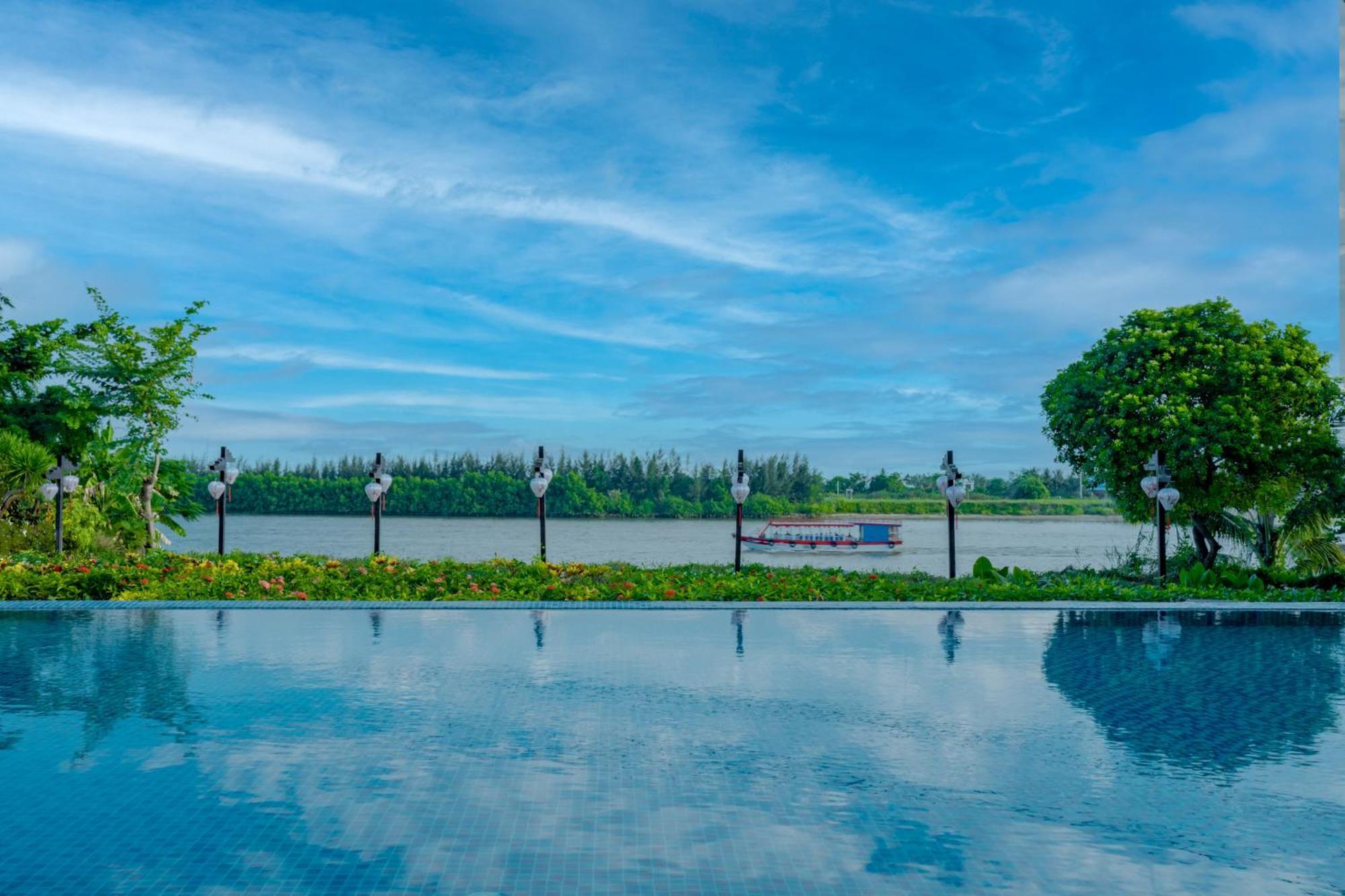 Rivertown Hoi An Resort & Spa Екстериор снимка View of the Chao Phraya River from the Royal River Hotel