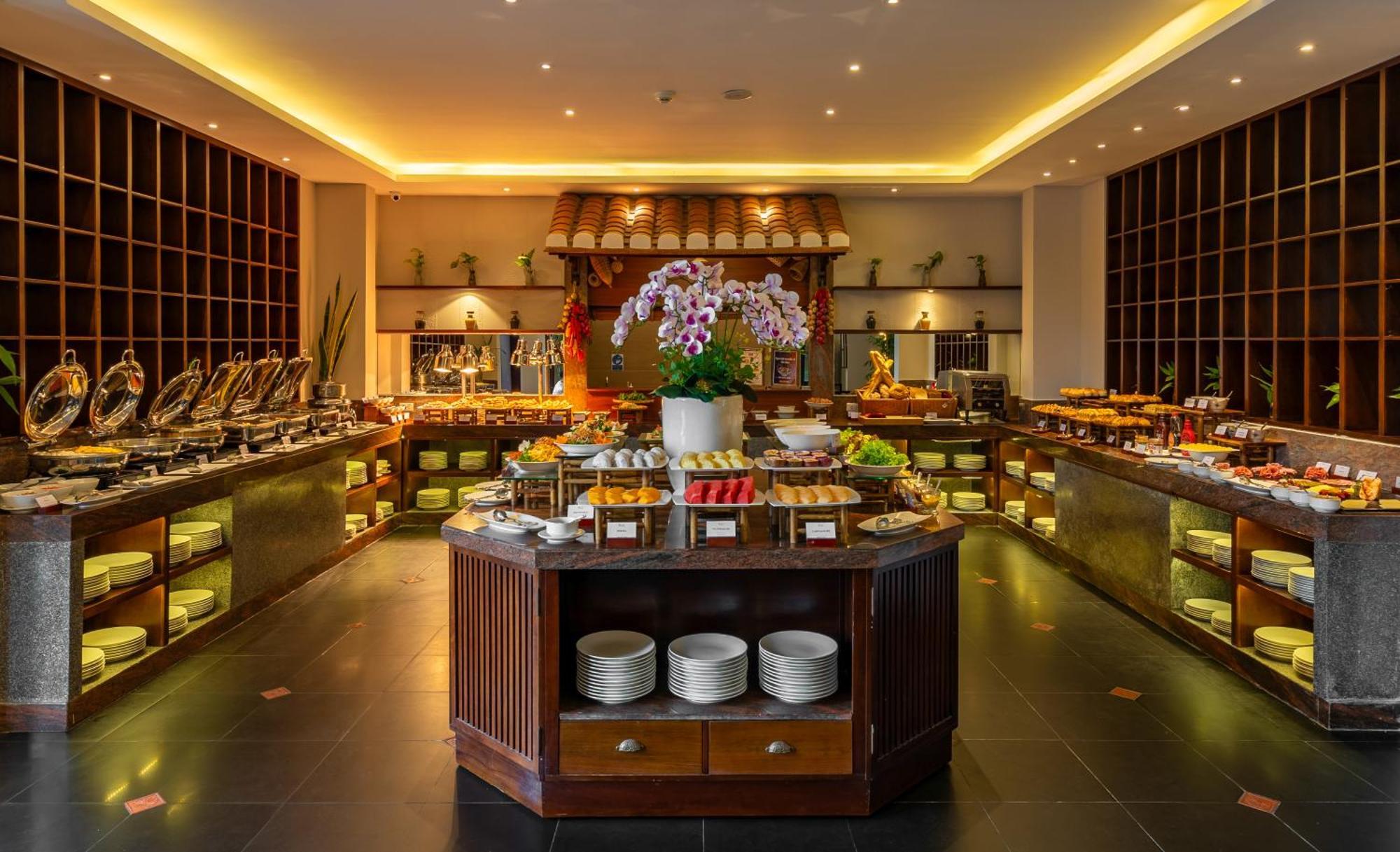 Rivertown Hoi An Resort & Spa Екстериор снимка The buffet at the restaurant